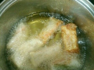 炸春卷(饺子皮版),用个小锅放适量油，待油温八成热时下春卷，炸至金黄即可出锅。