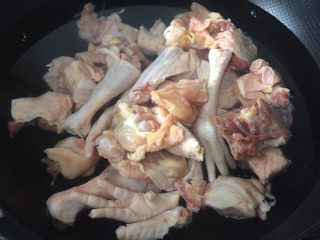 红烧草鸡,锅里注入水，冷水放入鸡块，沸水去腥