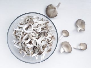 油炸蘑菇,食材处理一：处理平菇

平菇洗净撕成小朵备用