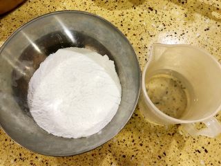白糖松糕&红糖松糕,白色松糕的材料
热水加糖加猪油搅拌至糖油融化
再分几次加入粉中 用筷子搅拌
最后用手把粉搓均匀