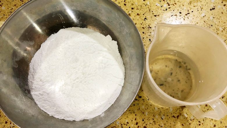白糖松糕&红糖松糕,白色松糕的材料
热水加糖加猪油搅拌至糖油融化
再分几次加入粉中 用筷子搅拌
最后用手把粉搓均匀