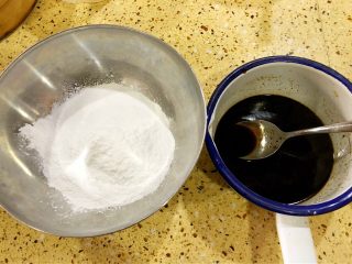 白糖松糕&红糖松糕,称好粉 分几次加入红糖水