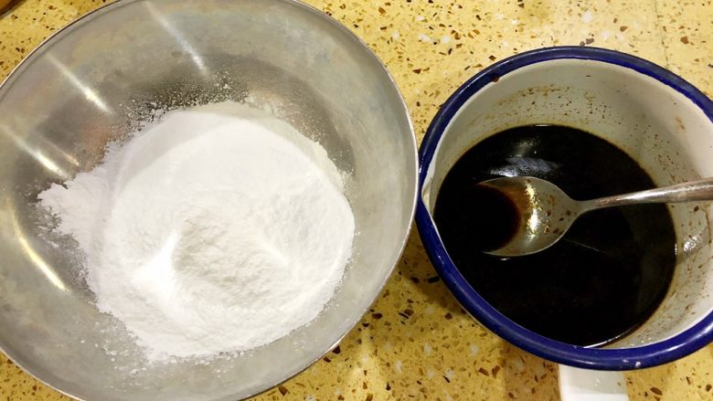 白糖松糕&红糖松糕,称好粉 分几次加入红糖水