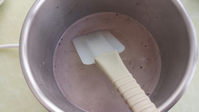 黑巧克力布丁,继续小火加热，用刮刀搅拌均匀