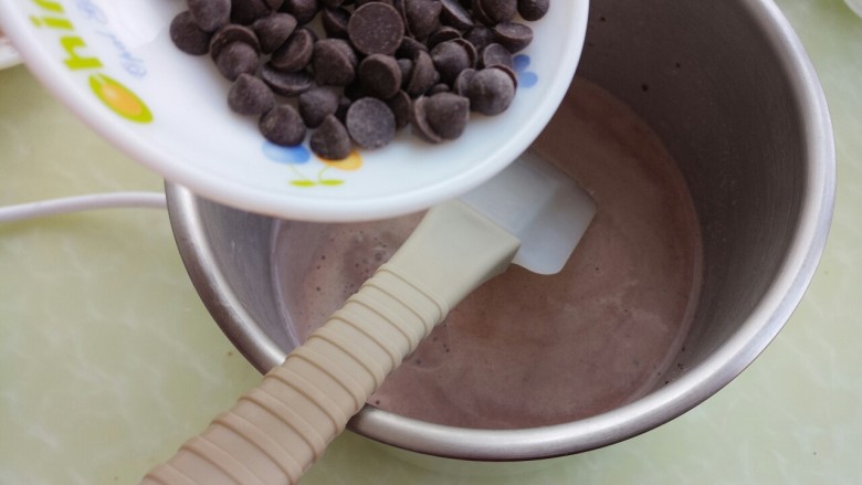 黑巧克力布丁,等热度到70度以上时，加入黑巧克力豆