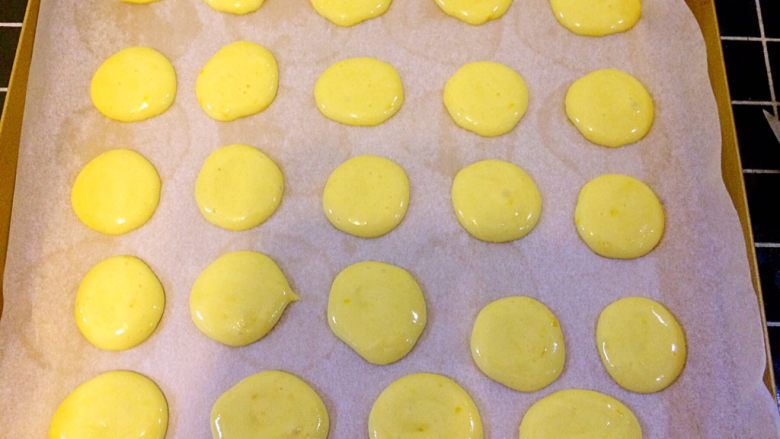 黄金蛋黄饼干,可以用裱花袋，也可以用勺子舀成圆形。这个时候烤箱可以预热了。160度预热10分钟。