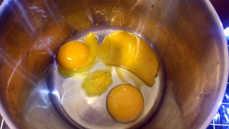 黄金蛋黄饼干,将鸡蛋和两个蛋黄放进打蛋盆。