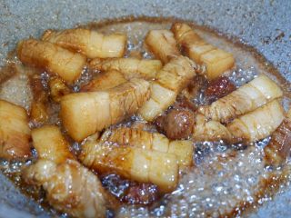 五花肉烧土豆干,在加入生抽和老抽翻炒均匀。