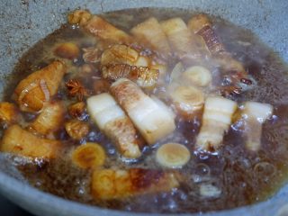 五花肉烧土豆干,翻炒均匀后，加入步骤6煮开的水。能没过食材的量就可以了。盖上锅盖转中小火炖煮20分钟。