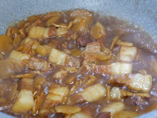 五花肉烧土豆干,打开锅盖，转大火收汁即可