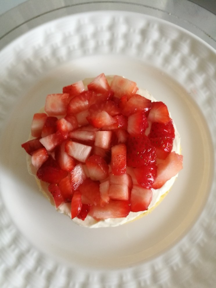 生日蛋糕,蛋糕分成三片 一层淡奶油一层草莓。