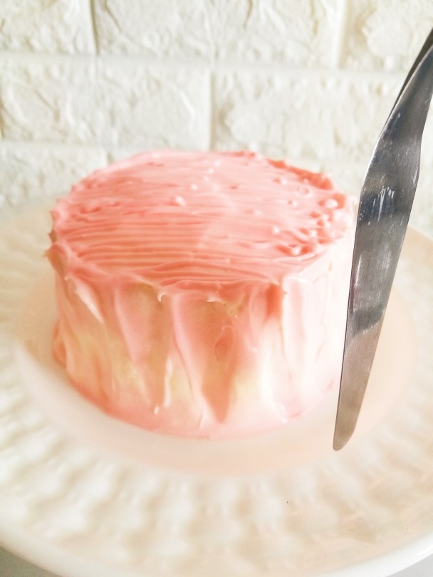 生日蛋糕,在蛋糕上随便挤一些粉色芝士这样更自然， 然后拿小刮铲随便按几下 ， 就像做树根蛋糕那样。最后把剩余的芝士糊在上面挤出线条状要一气呵成这样比较流畅自然。