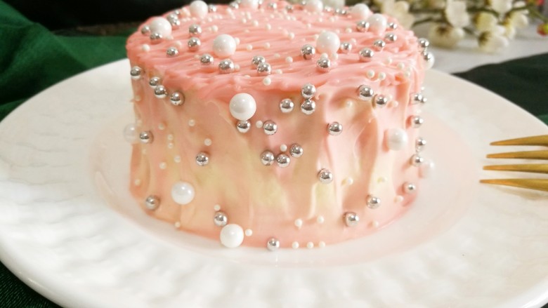 生日蛋糕,然后用彩色的珠子随便装饰一下就美美的。