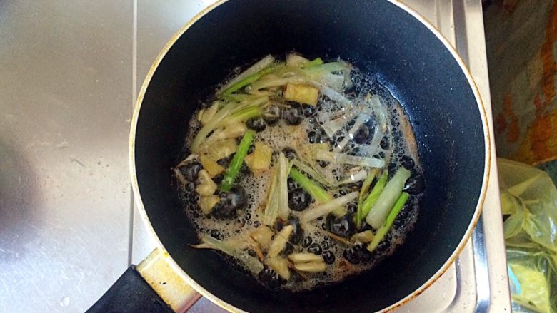 梅干菜炒意面,炒出葱、姜、蒜的香气后，根据个人口味加入适量的干辣椒（碎）。