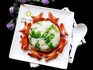 创意炒饭,炒好的米饭装在盘子中间后再敷上煎熟的火腿，美美的开动咯