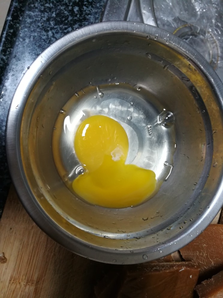 外酥里嫩的芝麻年糕,鸡蛋打开