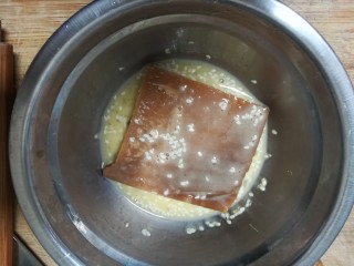 外酥里嫩的芝麻年糕,把切好的年糕，放到蛋液里打个滚儿，再打个滚儿，均匀地裹上蛋液，不然会粘连，不能成块。