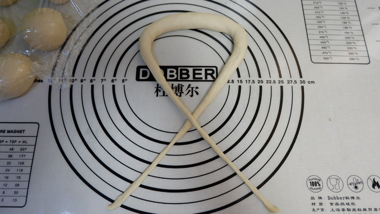 德国碱水包（Brezen巴伐利亚面包）,像图中这样交叉
