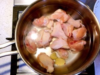 猴头菇煲鸡汤,清水下锅，放入鸡肉和姜片。