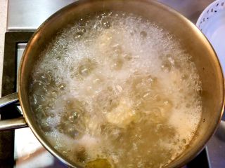 猴头菇煲鸡汤,煮沸去浮沫，捞出沥干水分。