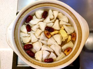 猴头菇煲鸡汤,取一砂锅加水，放入姜片、鸡肉、猴头菇、沙参和红枣。