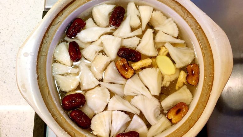 猴头菇煲鸡汤,取一砂锅加水，放入姜片、鸡肉、猴头菇、沙参和红枣。
