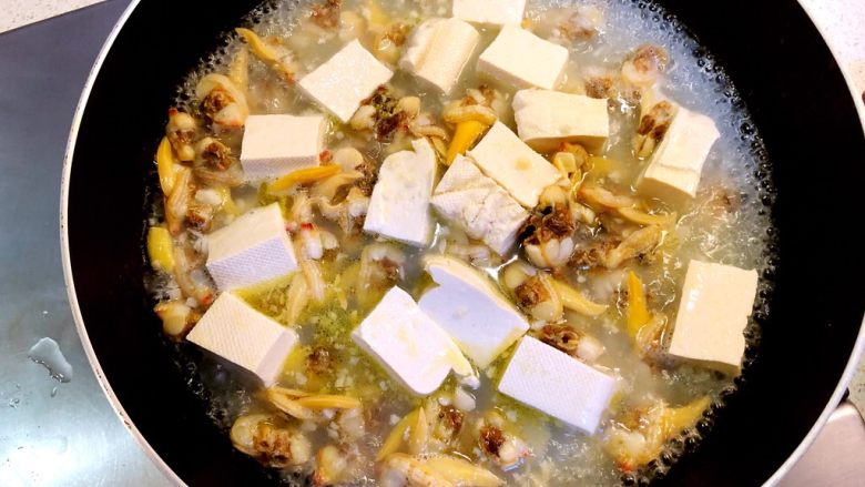 花蛤豆腐汤,加适量水。