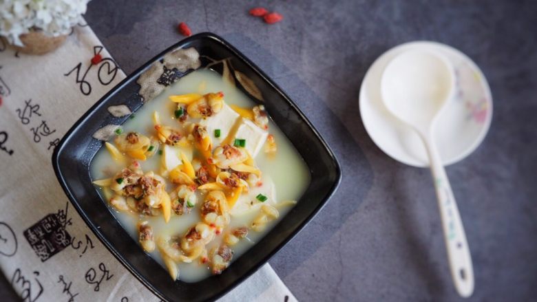 花蛤豆腐汤,装盘上桌。