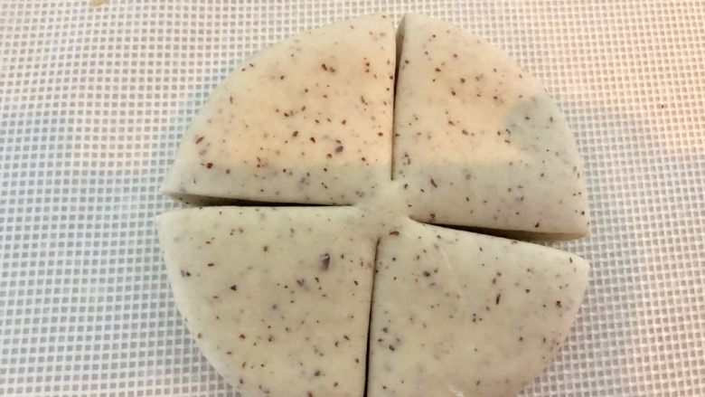 红枣馒头,也可以做一下花型，把揉圆的面团压平分成均匀的四等份。