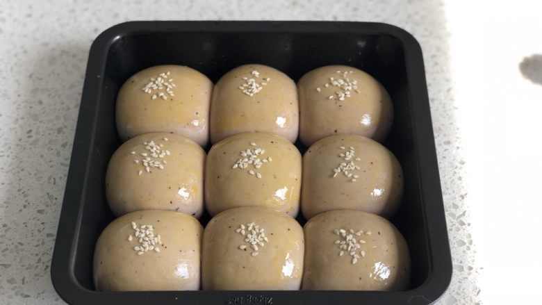 蓝莓夹馅小餐包（一次发酵法）,发酵好的面团相互挤在一起，刷上一层全蛋液，撒上白芝麻装饰