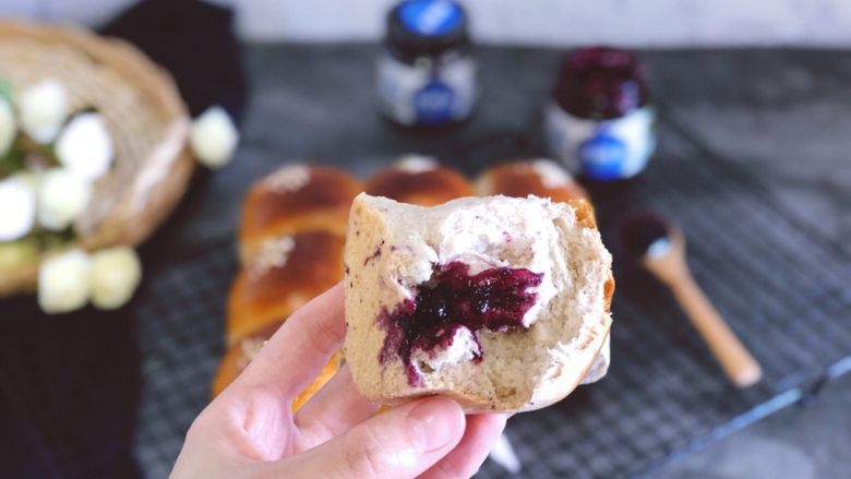 蓝莓夹馅小餐包（一次发酵法）,嗷呜～咬一口，柔软极致的面包包裹着酸甜的蓝莓果酱