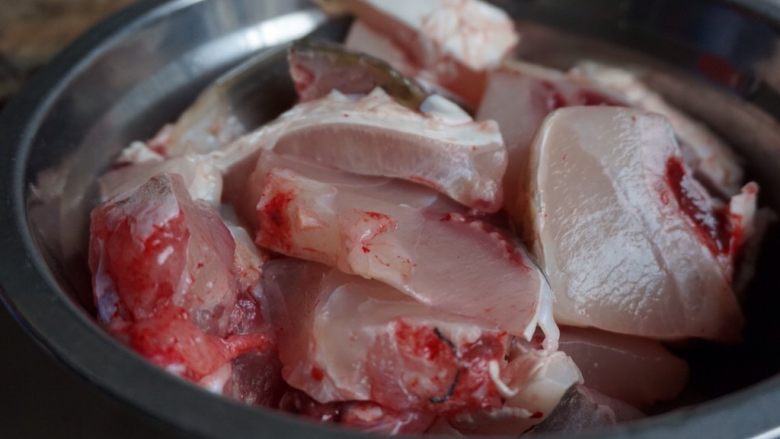 脆肉鲩焖羊肉,因为焖的时间长，所以最好选耐焖的鱼肉，脆肉鲩是首选，洗干净沥干水分