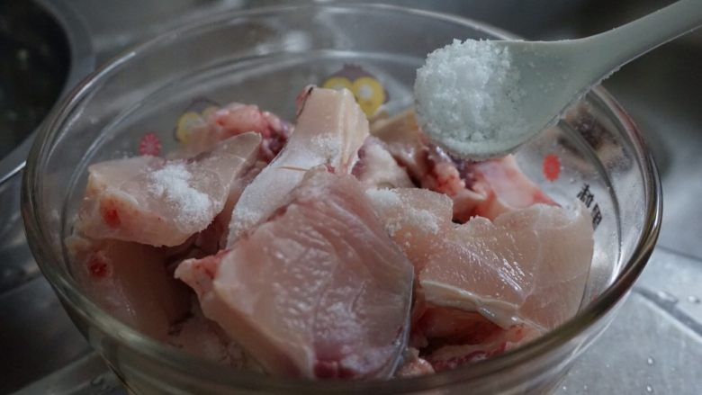 脆肉鲩焖羊肉,脆肉鲩加适量盐腌半小时以上