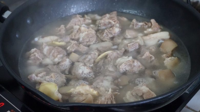 脆肉鲩焖羊肉,倒入热水。