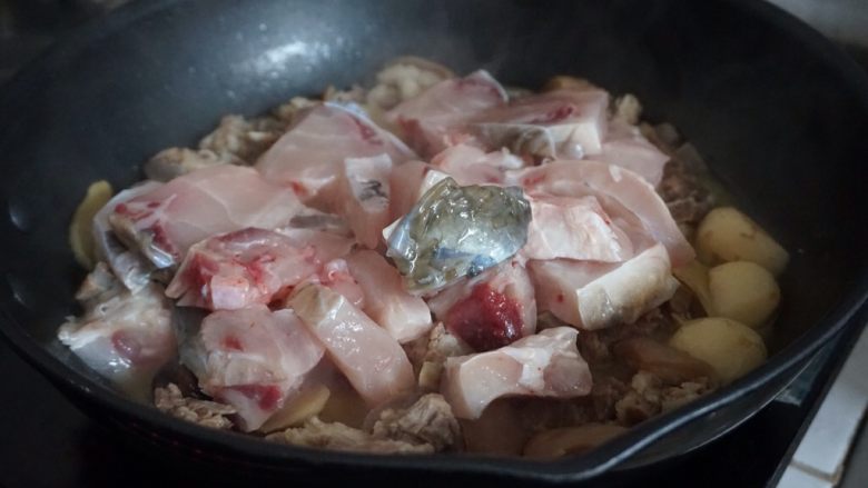 脆肉鲩焖羊肉,把腌过的鱼肉放进羊肉里