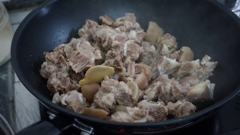 脆肉鲩焖羊肉,热锅下油，加入姜片，倒入羊肉煸炒