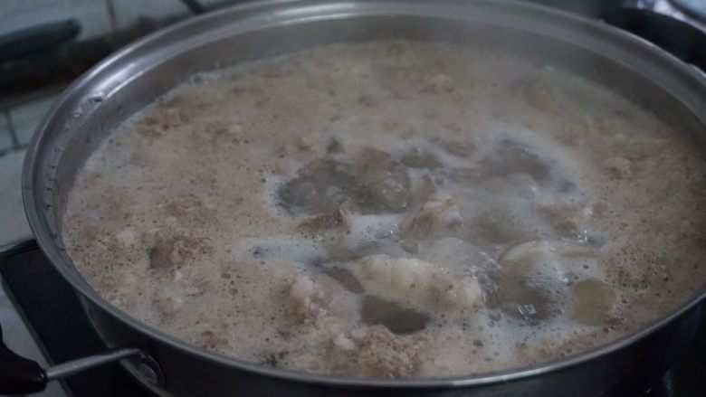 脆肉鲩焖羊肉,煮开，焯水后的羊肉，可以去除浮沫