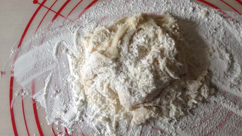 江米条,这时的面团还是比较软，比较粘手，将其放在糯米粉上再次搓揉