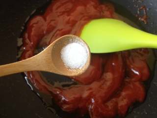 糖醋里脊,锅中留少许底油，倒入番茄沙司、白醋、糖和少许盐，中小火煸炒一会