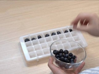 经典Mojito&蓝莓Mojito 古巴马吉托鸡尾酒,蓝莓Mojito:先制作蓝莓冰块（用普通冰块也可以），把洗净的蓝莓放入冰块盒