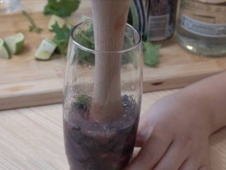 经典Mojito&蓝莓Mojito 古巴马吉托鸡尾酒,用捣棒把青柠汁压出，不要来回使劲捣，以免让青柠皮里的苦味释放出来