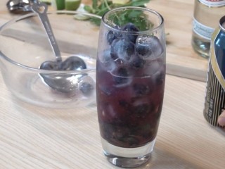 经典Mojito&蓝莓Mojito 古巴马吉托鸡尾酒,加入9分满的蓝莓冰块