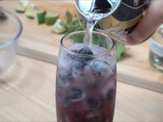 经典Mojito&蓝莓Mojito 古巴马吉托鸡尾酒,倒入无糖气泡水（苏打水）