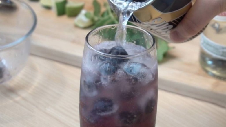 经典Mojito&蓝莓Mojito 古巴马吉托鸡尾酒,倒入无糖气泡水（苏打水）
