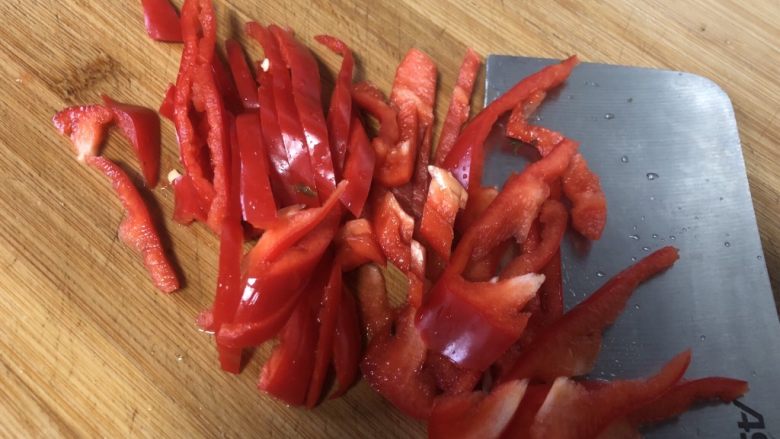 鲜到眉毛掉下来的下饭小菜—雪菜墨鱼,红椒切成丝内容。
