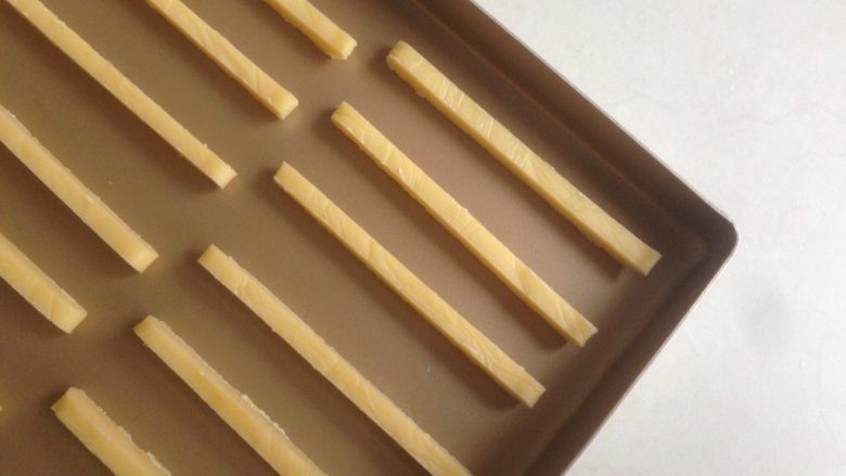 黄油饼干棒,每根黄油棒之间间隔一定的距离，总共做了两盘