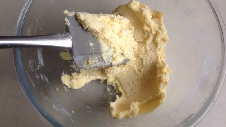 黄油饼干棒,用压拌手法拌，根据黄油面团的状态，添加蛋液