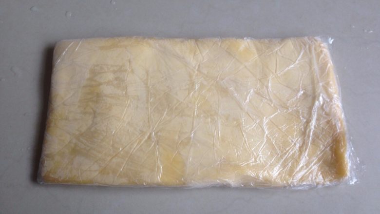 黄油饼干棒,将黄油面团用保鲜膜包裹，用擀面棍压成长方形的0.5CM左右厚的薄面片，放进冰箱冷冻层冷冻至硬
