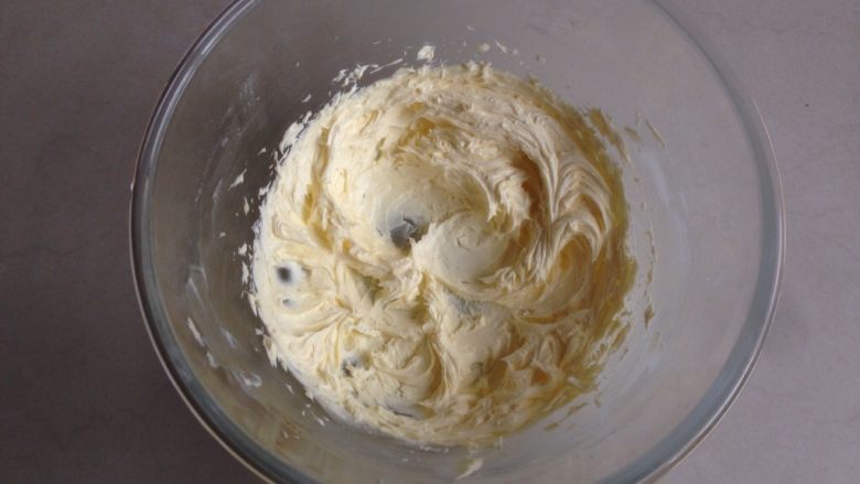 黄油饼干棒,先用打蛋头拌均匀一下，再启动电源，将黄油打至颜色发白，体积膨大