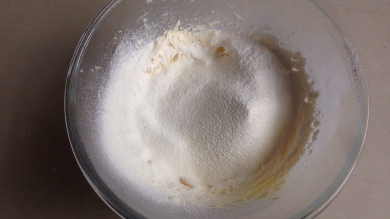 黄油饼干棒,将四种粉混合过筛进去。